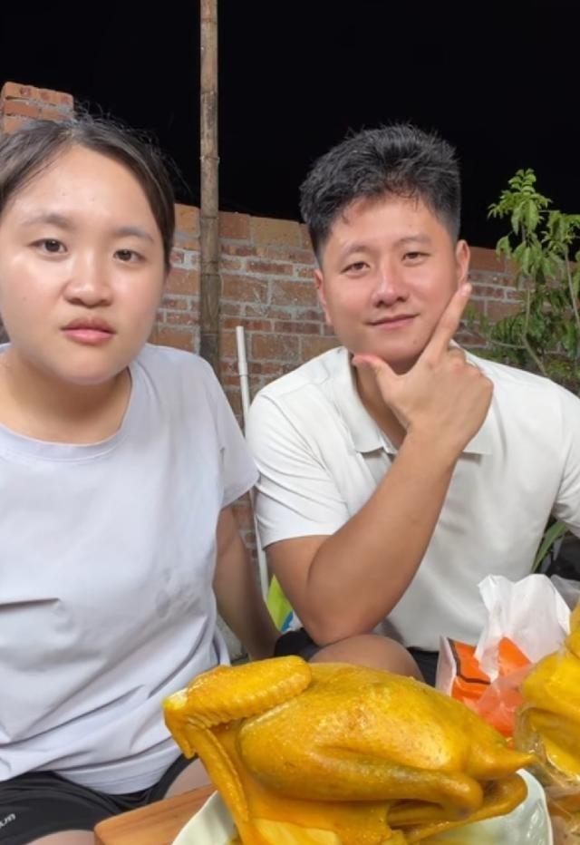 小芬直播被喷“生了个丑娃”，网友真是管得太宽了。几个月大的婴儿五官都没长开，拿长