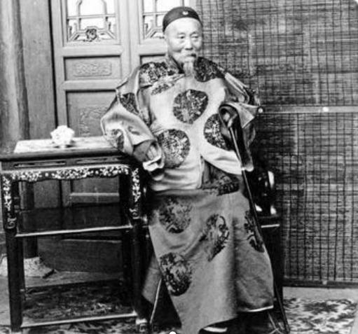 [微风]1863 年，丧妻两年后，李鸿章决定再娶一房夫人，大婚当天，新娘的陪嫁丫