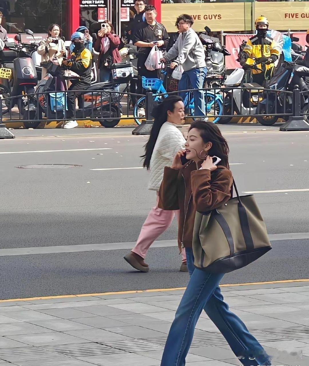 偶遇章‏若楠‎﻿⁠一次‏，你‎⁠就明白﻿‎‎了，‏明星的淡‎颜在﻿现实中冲击﻿‎