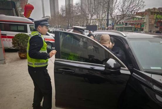 【春节我在岗：春节首日，“警”急开道8分钟为生命护航】2月15日，春节假期第一天