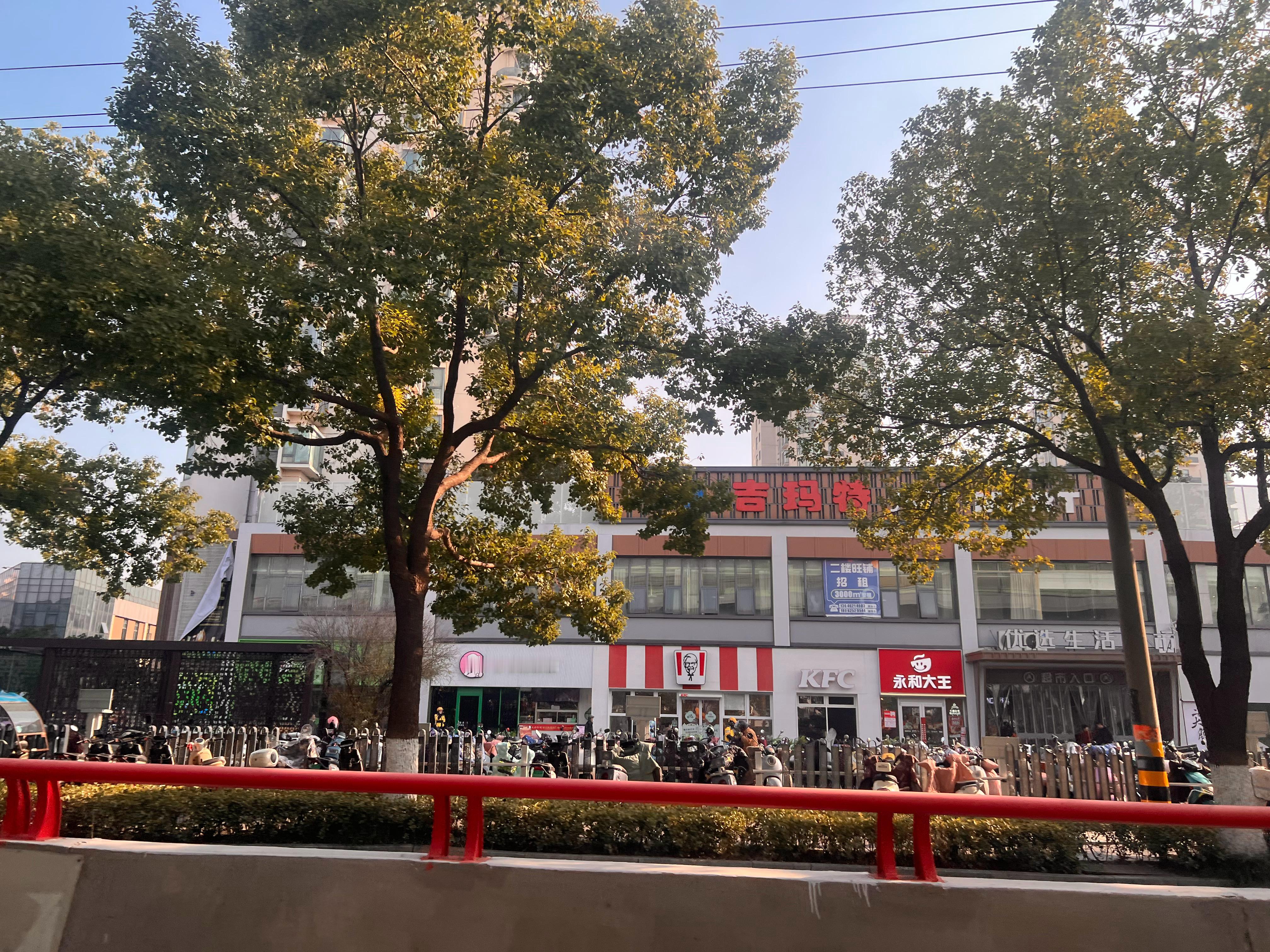 苏州金鸡湖大润发十年前一年做十几个亿，现在一个亿也做不到。  
