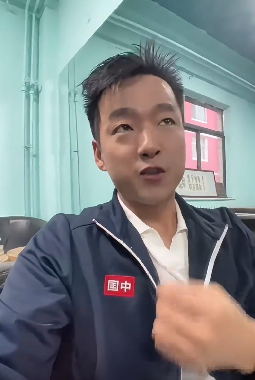 被取消资助女生同意打工挣钱“被取消资助后愿意打工挣钱”，看着像懂事，其实更像突然