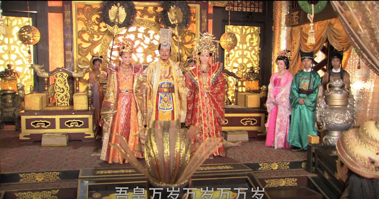 大结局时，薛平贵左拥右抱，笑得合不拢嘴。

两个美人都对他死心塌地，自己也一跃从