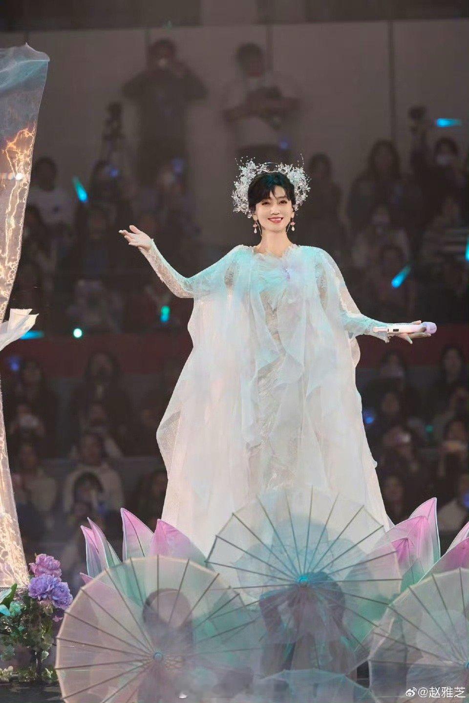 陈丽君赵雅芝叽里咕噜说啥呢想听 破次元壁名场面！陈丽君和赵雅芝凑一块儿低头密语，