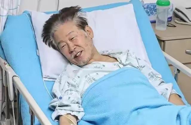 有谁还记得李在明在2023年绝食时的照片？那时的他，早已瘦得脱相了，没想到两年后