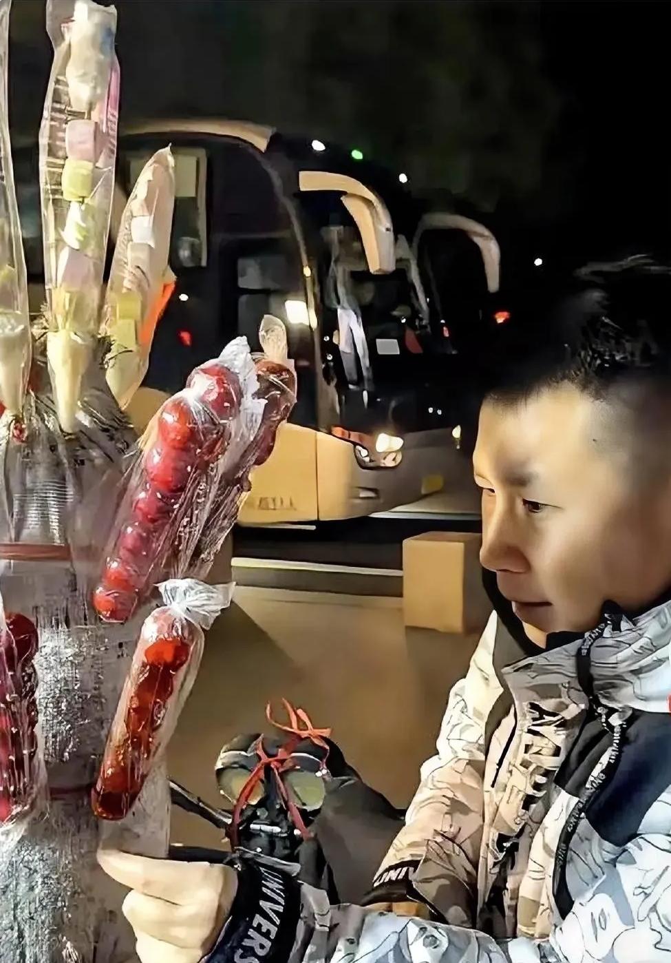 他刚上台，台下就炸了锅！观众高喊“叛徒，滚下去”，他脸色瞬间煞白，硬撑着没敢动。