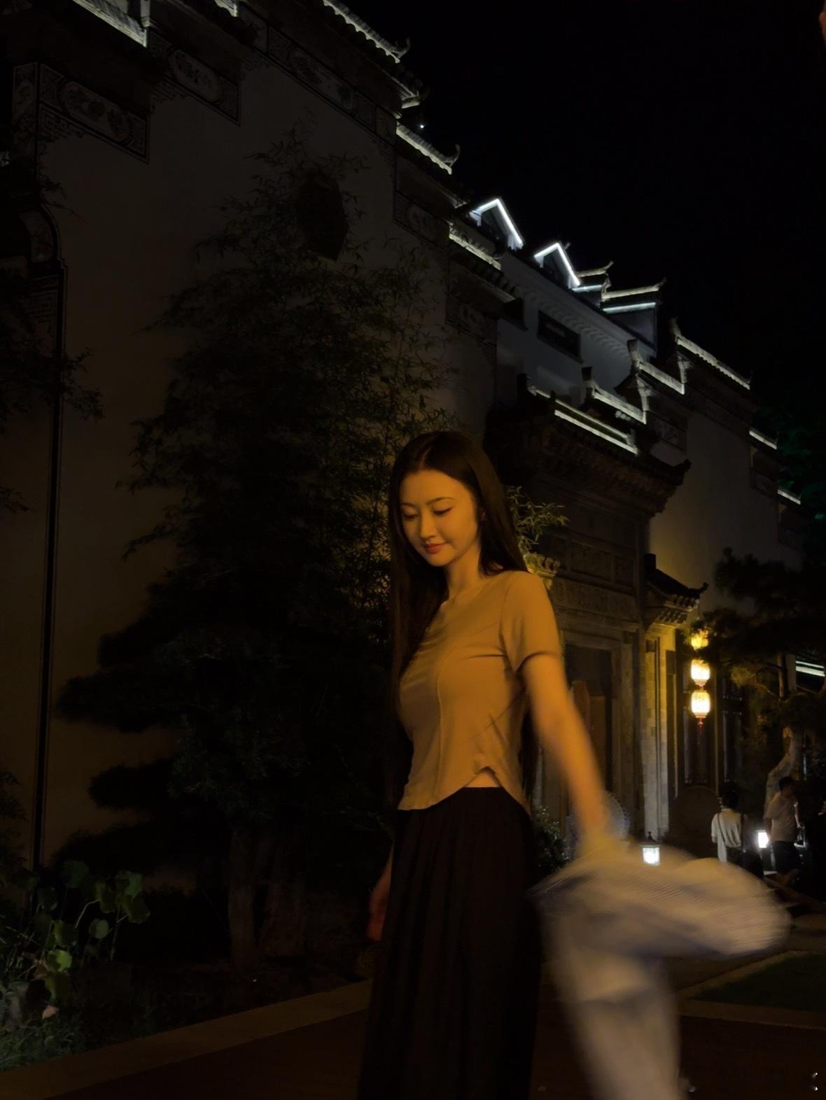 #景甜12宫格live图# 12宫格live图里景甜的温柔气质，足以让她成功走进