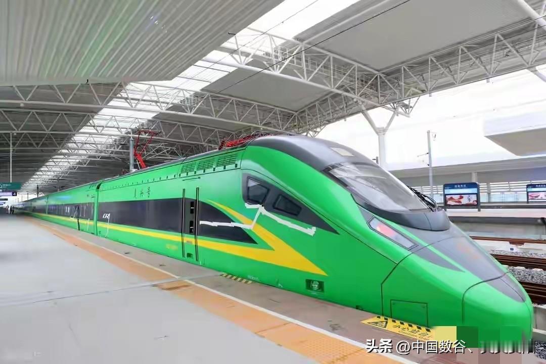 贵州十五五将主推这些铁路！

第一条、渝贵高铁，渝贵高铁是国家八纵八横条路通道，