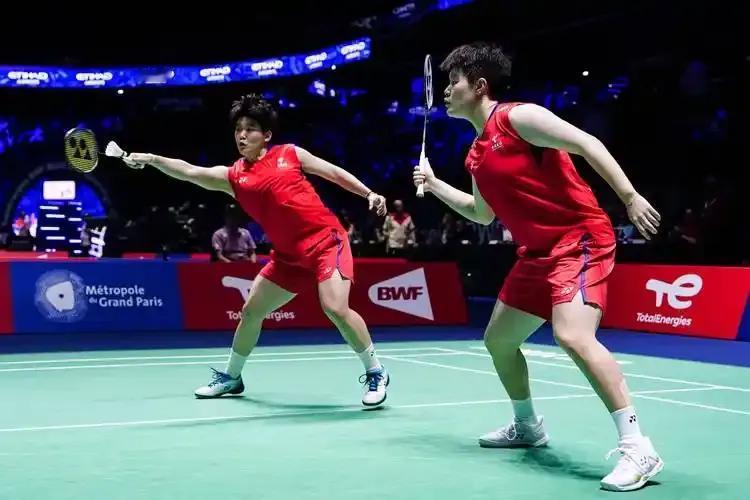 圣坛组合强势逆转晋级决赛！
2026年新德里羽毛球世锦赛女双半决赛，第一场，李怡