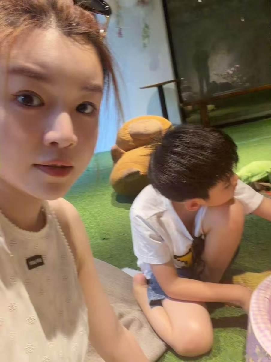 陈妍希晒与儿子星星合照陈妍希星星合照 陈妍希和儿子星星的最新合照来了 