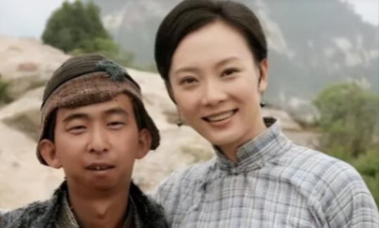 简直是一朵鲜花插在了牛粪上，2022年坐拥10亿身家的最丑男星巨兴茂，和大美女孟