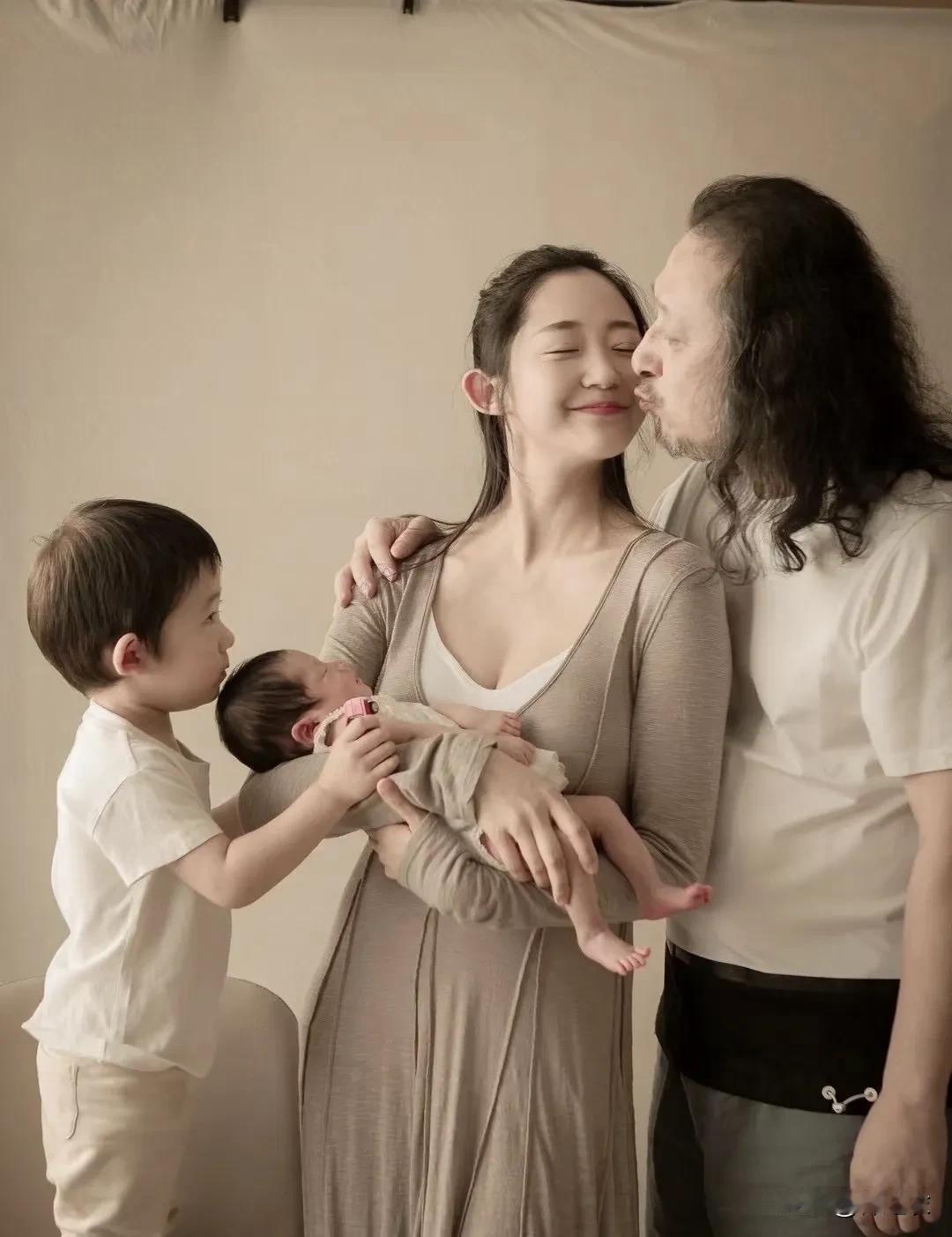 万千惠既然对她妈妈的教育方式如此不认可，同时她自己受了那么大的童年阴影。

那就