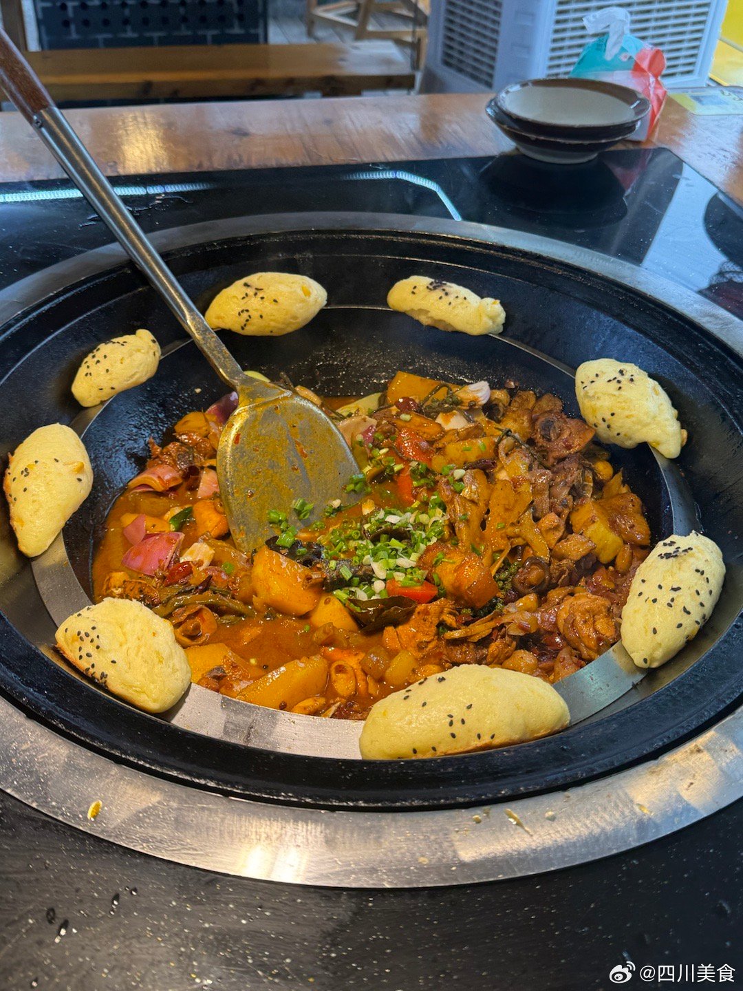 柴火鸡应该是我和朋友人多聚餐的首选一锅出，有肉有菜有主食的，人均不贵，这家店的桌