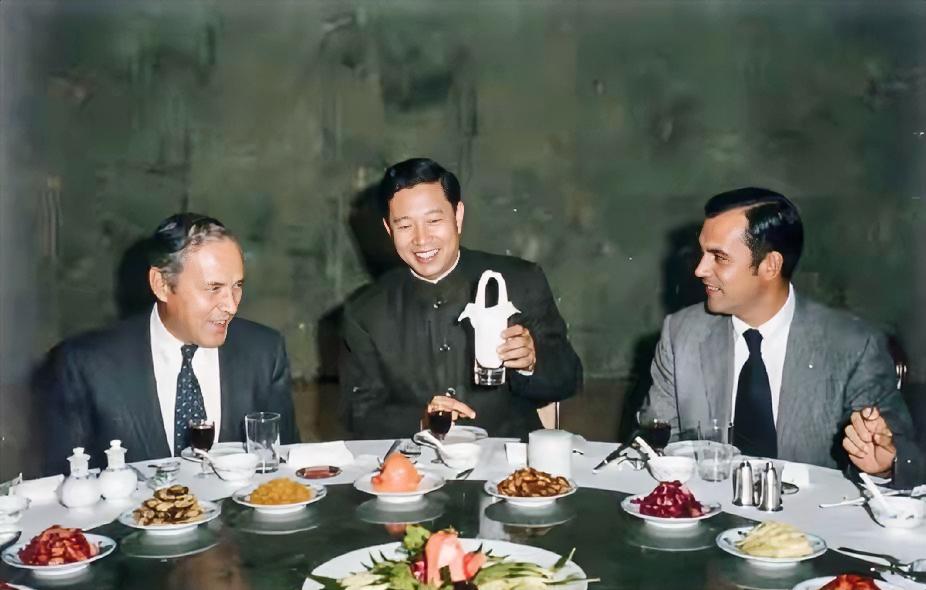 1972年1月，徐景贤书记在锦江饭店宴请黑格先遣组，敲定尼克松访华上海细节，为《