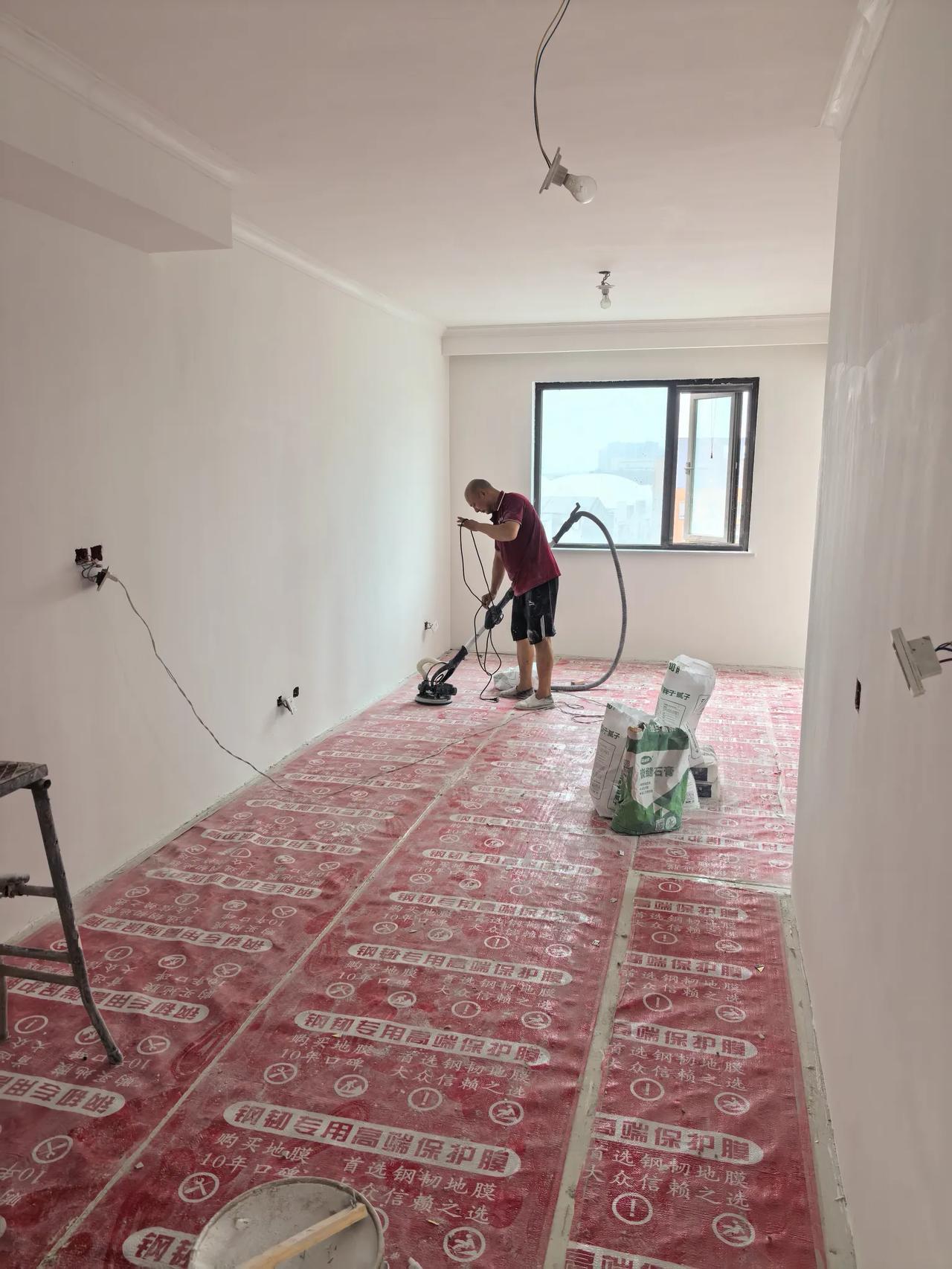 刚才来郑州锦艺四季城这个工地，看看到哪一步了，这是个77平的两室两厅，业主比较忙