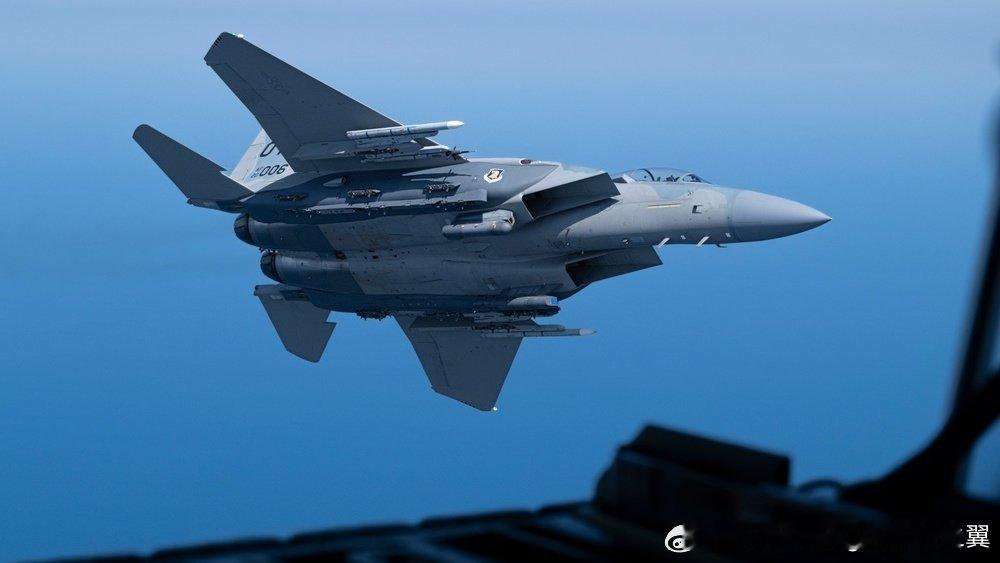 由于美国空军没有为F-15EX购买保形油箱，所以该机不得不借用F-15E的。 