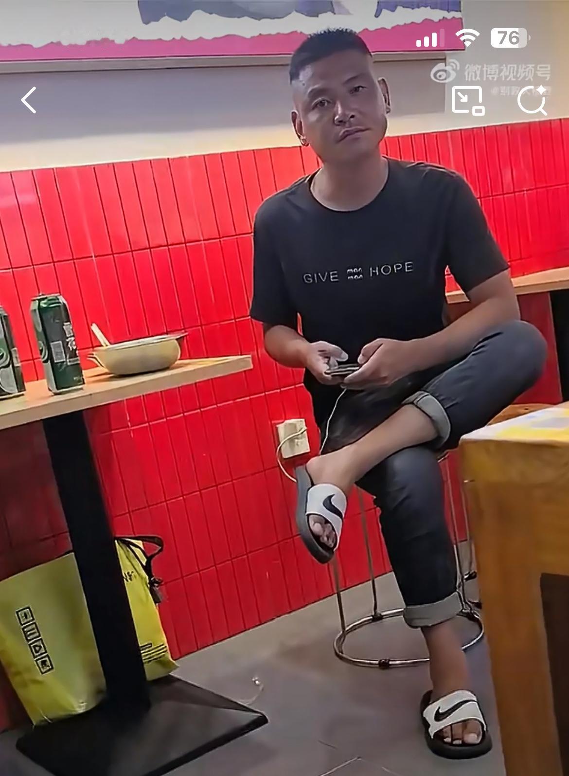 第一次见到吃霸王餐如此理直气壮的小仙男，让开店的老板娘非常的气愤，听他们的口音像