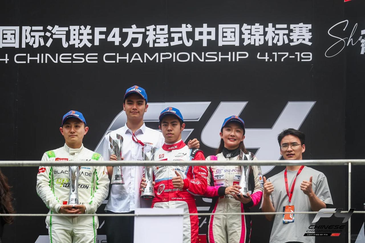 呜呜，回看去年上海站最后两圈的缠斗，我现在心跳还快！
那个在维修区出口反超的走位