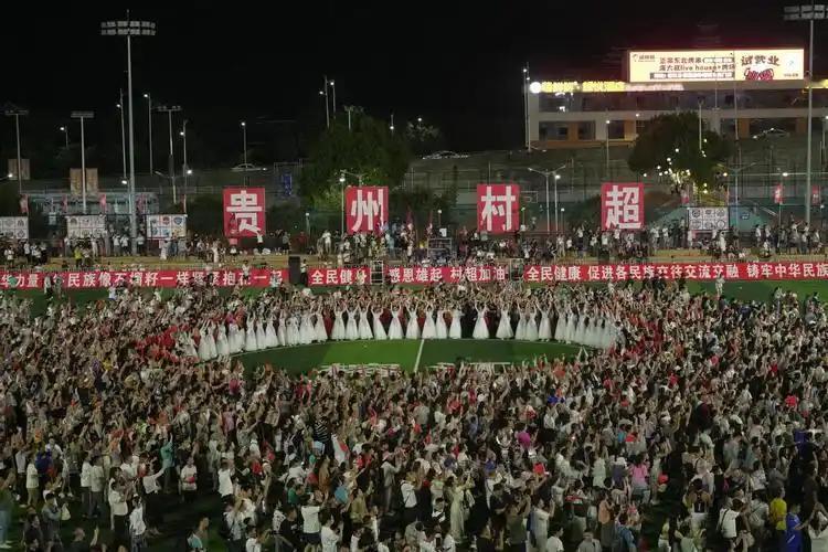 一个杀猪的，一个卖菜的，一个开挖掘机的，硬是把贵州村超从县级踢到了省级！这事儿要