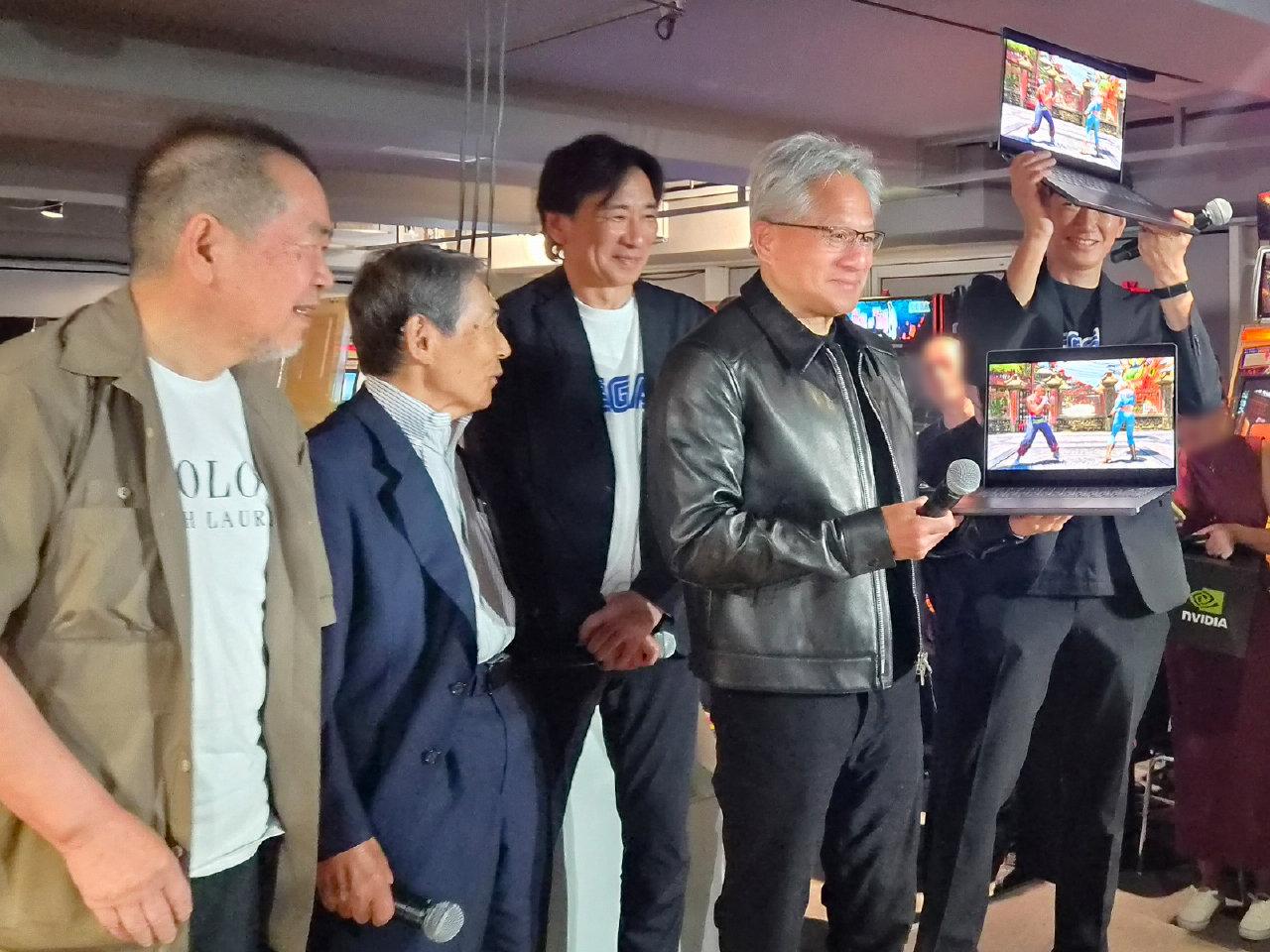 英伟达CEO黄仁勋跑到日本去了？
7月17日，2026世界人工智能大会暨人工智能