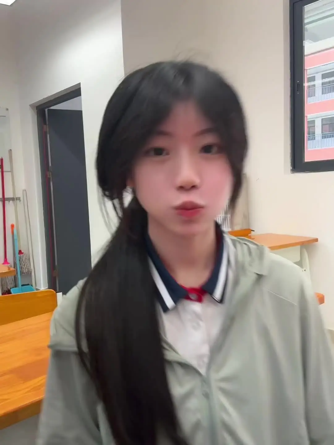 你可以为打翻的牛奶哭泣，那是你完整的情绪