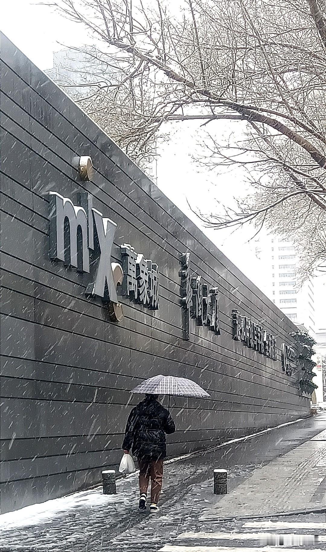 有专门耐热的密封石棉条。实在没有玻璃棉也可以。
最重要的是：炉筒的室内部分尽量要