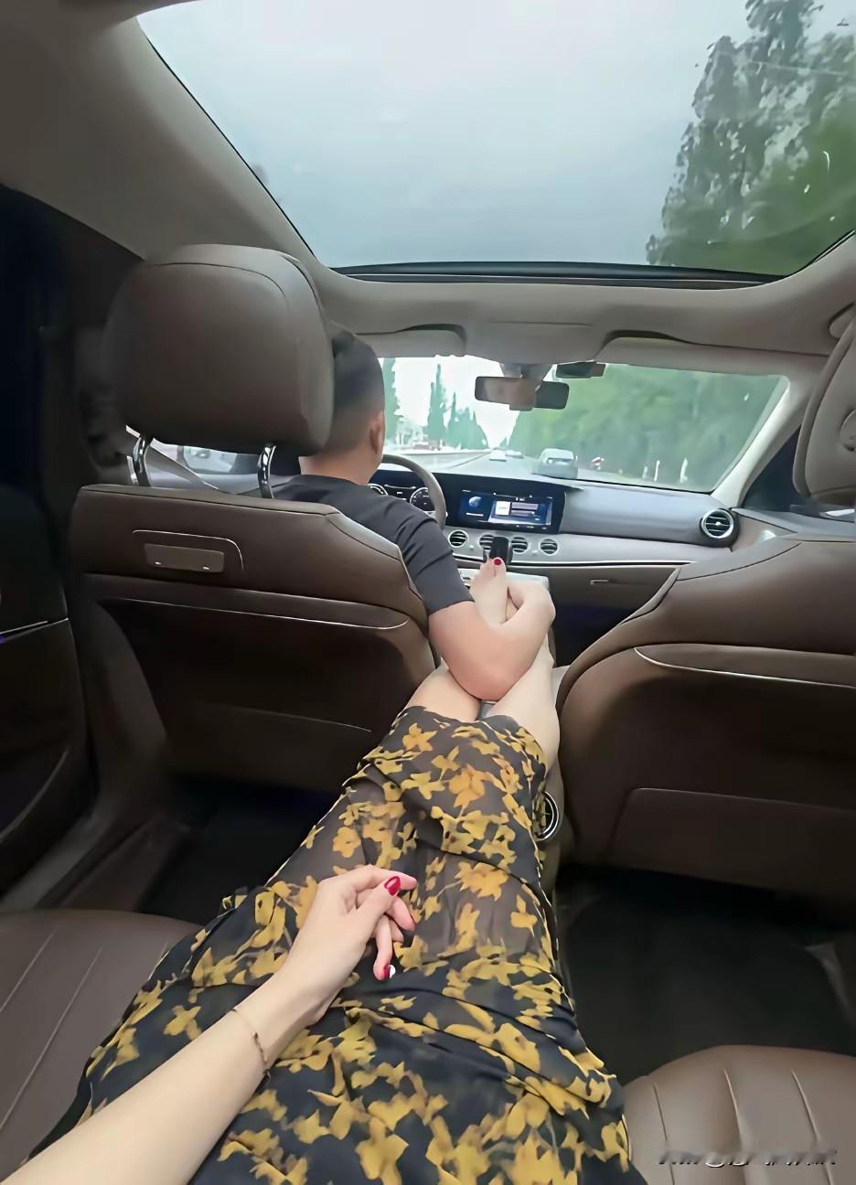 注意行车安全，有需求可以等回家，
这可不是闹着玩的，弄不好小命都丢了！高速安全无
