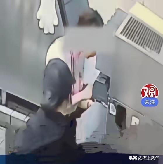 “必须严惩！”河南郑州，一女子带女儿去麦当劳点餐。取完餐后，她就开车带着女儿上了