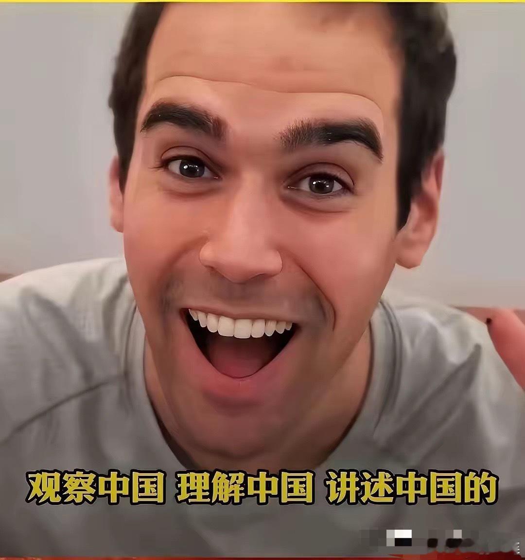 这事儿越扒越有意思了。敦煌融媒体那个90万招老外的事儿，官方最新回应是：不辞退，