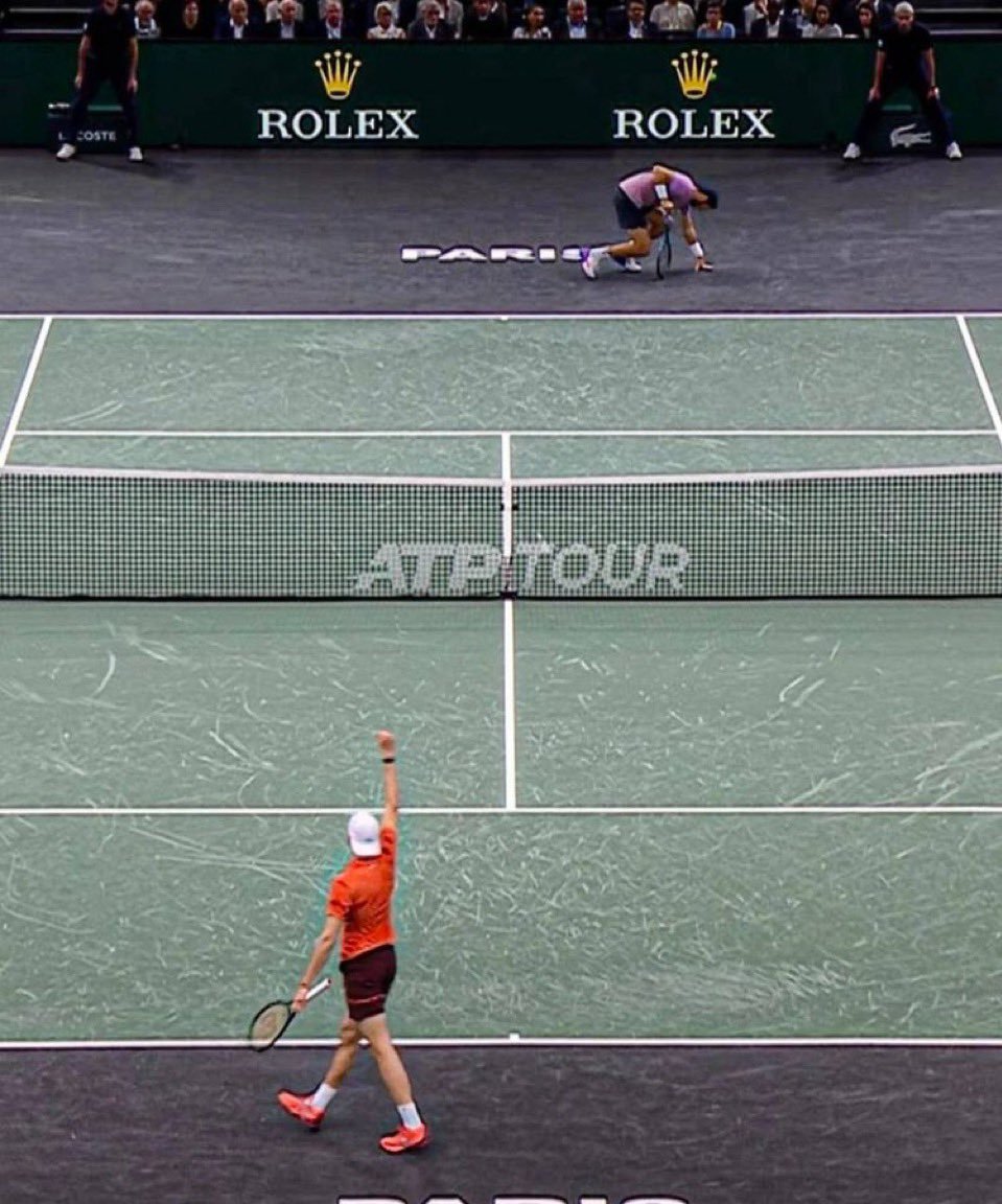 刚才断断续续地看了巴黎大师赛的决赛，恩贝尔的表现完全无法和前五场比赛相比。在兹维