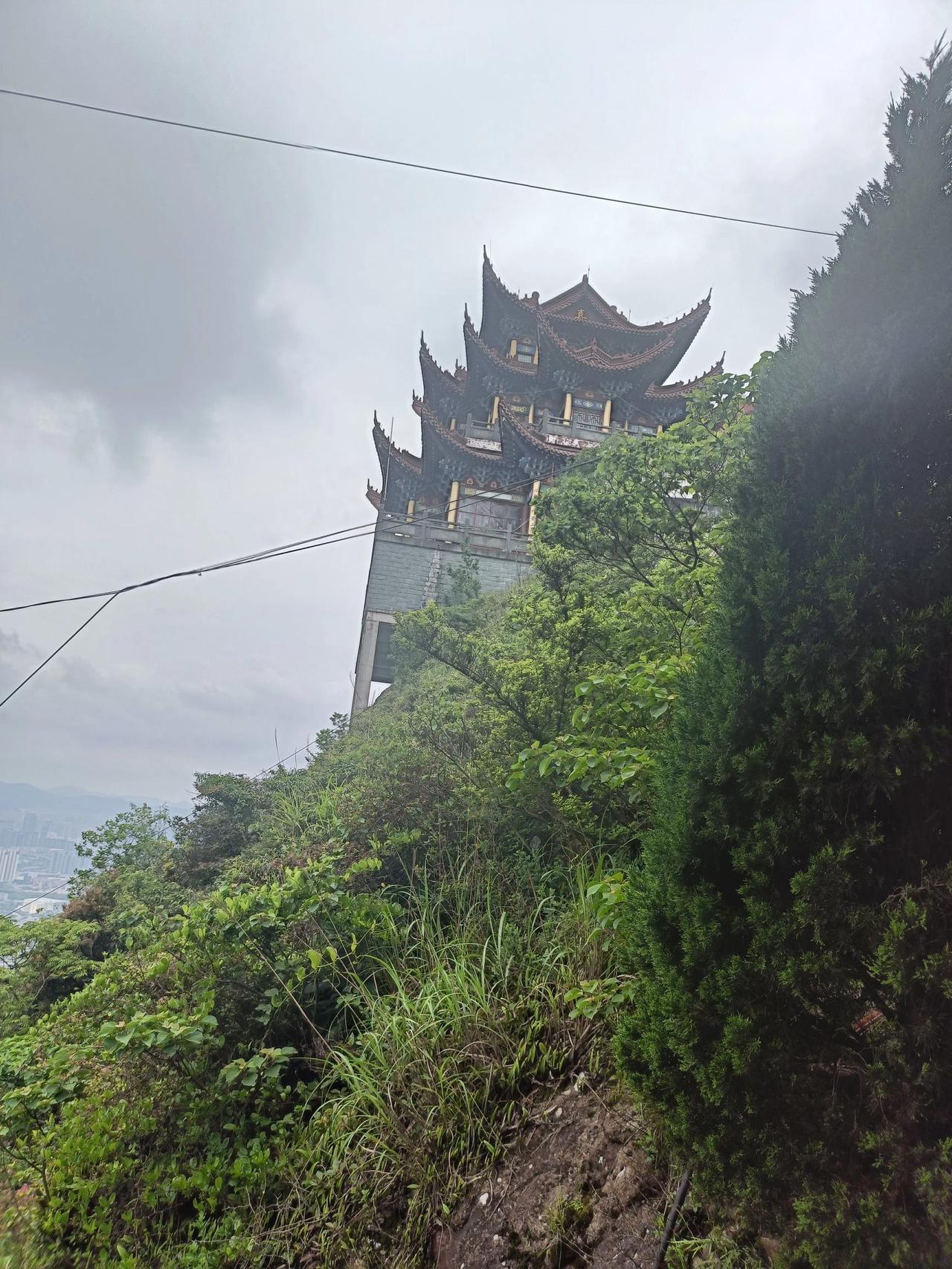 成功登顶！每一步的坚持，都换来了此刻的壮丽风景，征服高山，也征服了自己！