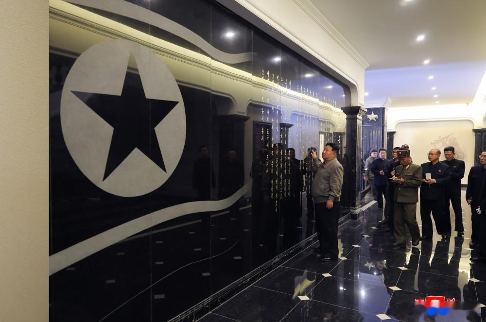 金正恩视察海外作战纪念馆工地。 
