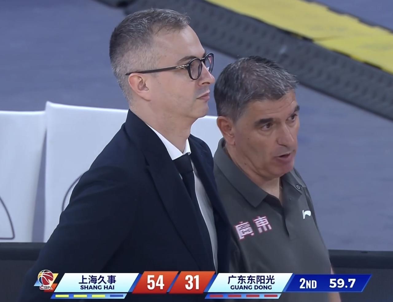 半场就落后24分，广东31-55暂时落后上海男篮，上半场被上海男篮全方位被压制