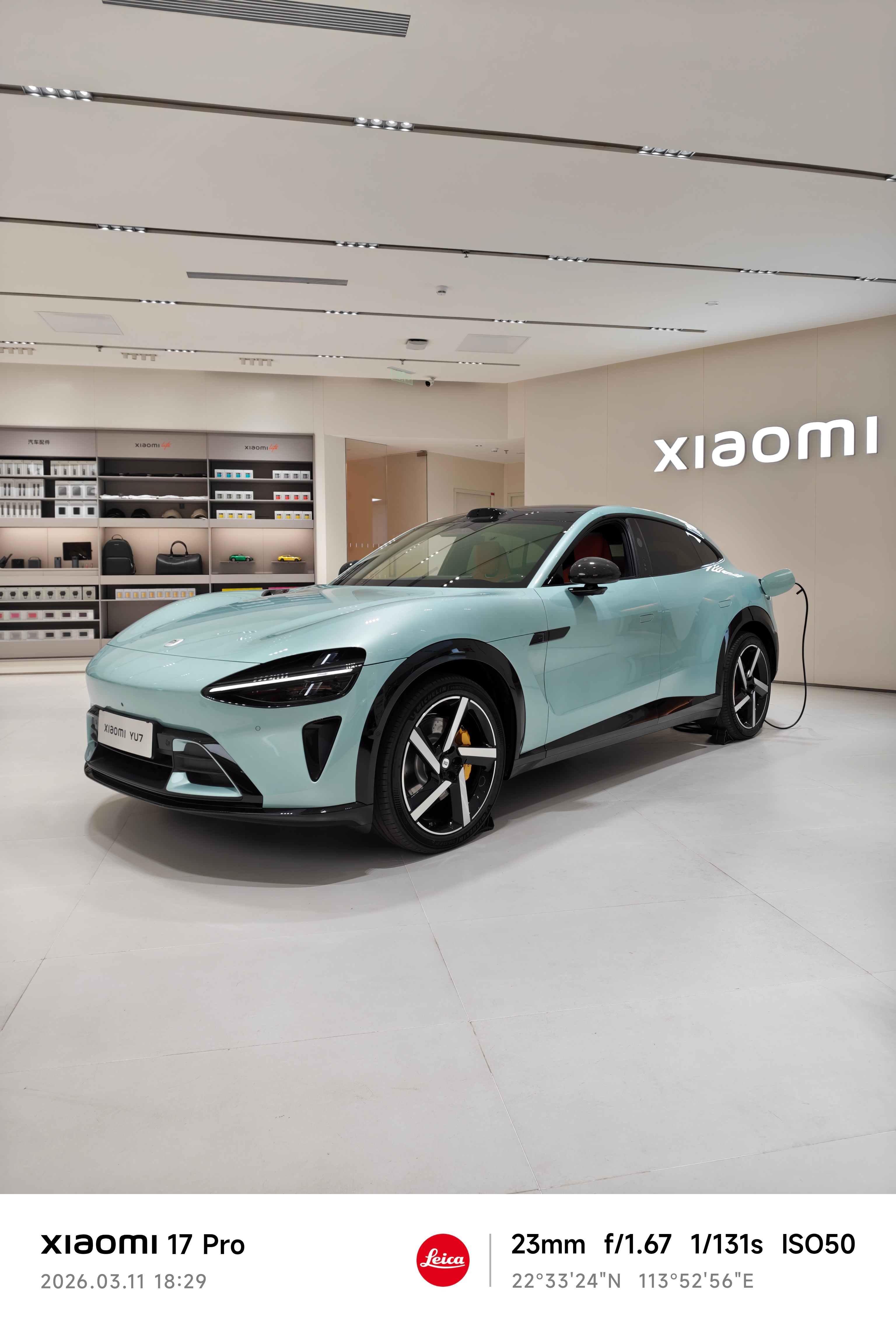 来小米之家 贴了个免费手机膜欣赏了新一代SU7 赤霞红实车颜色非常靓丽 很有质感