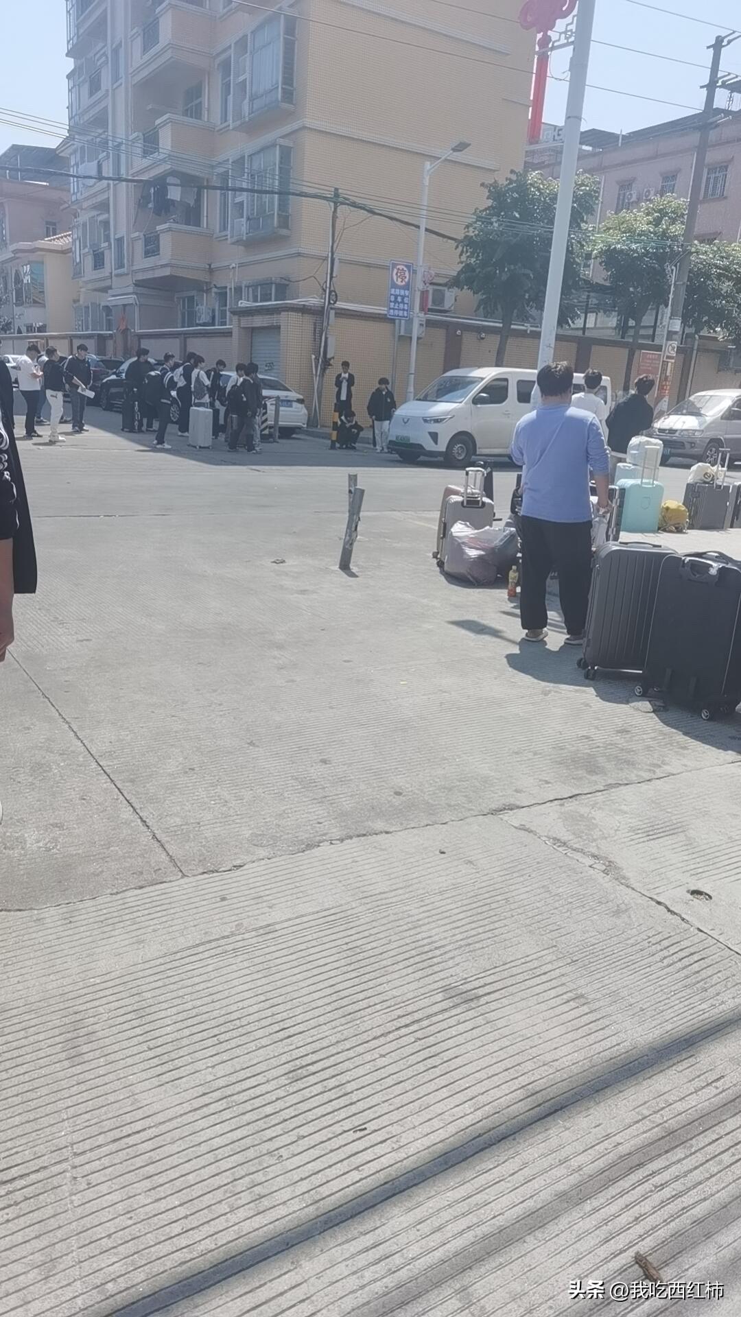 今天找工作被中介骗过来面试，到地方一看是个集合点，扭头就走了庆幸自己开车来的，回