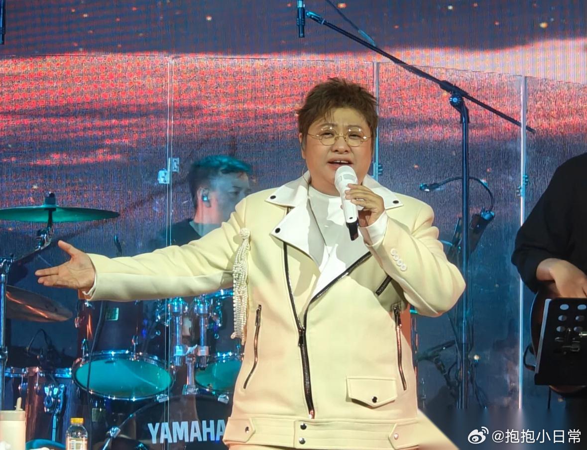 “走个面儿”《抓特务》票房没上去，基金月捐人数暴跌。 就事论事韩红这么多年坚持做