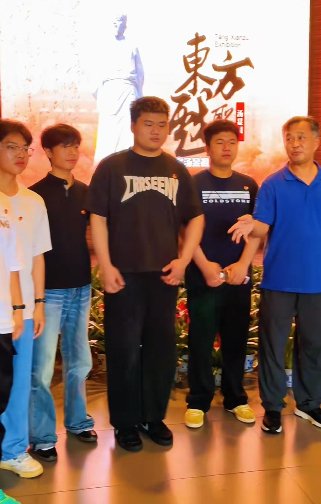 沈巍在汤显祖纪念馆与一群年轻人合影，沈巍是年轻人的精神导师，这辈子能跟一位“大师