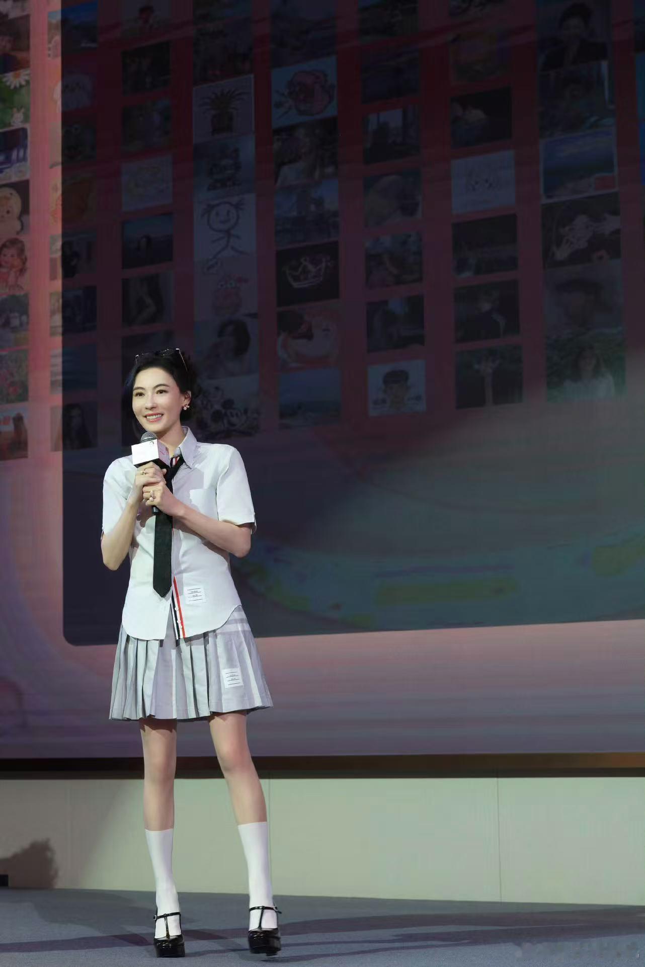 张柏芝说45岁后人生最幸福她一笑我就跟着想哭。经历过那么多起落，现在能安安静静说