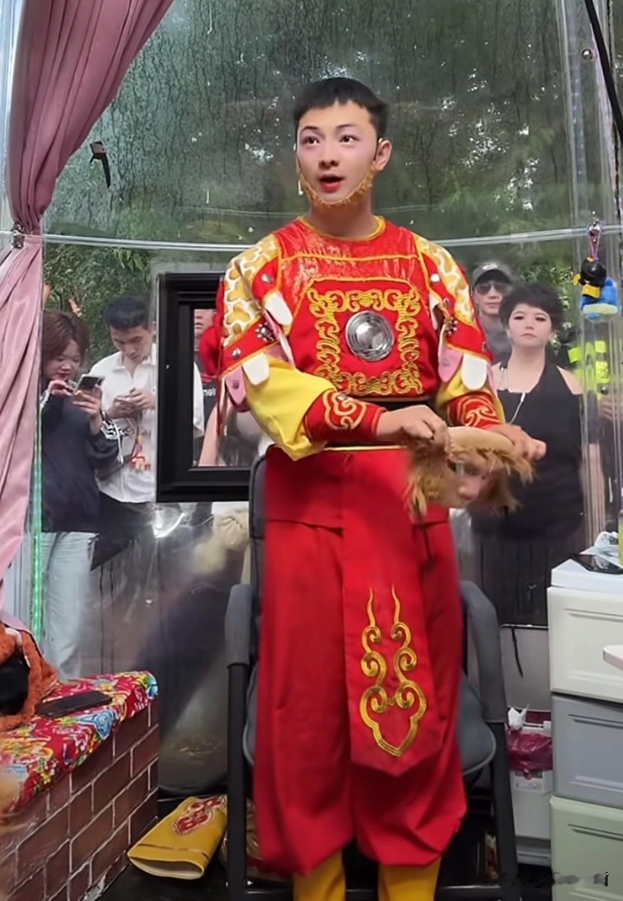 雪饼猴王铁柱说，刚开始开烤肠店的时候，承受了许多，嫉妒他的人很多。

他接着私信