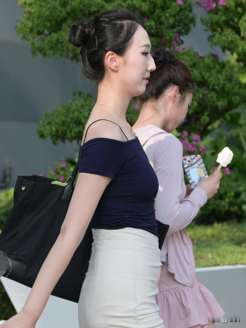 今天的这套穿搭真的太爱了！上身是一件深蓝色的斜肩短袖，恰到好处地展现了锁骨和肩颈