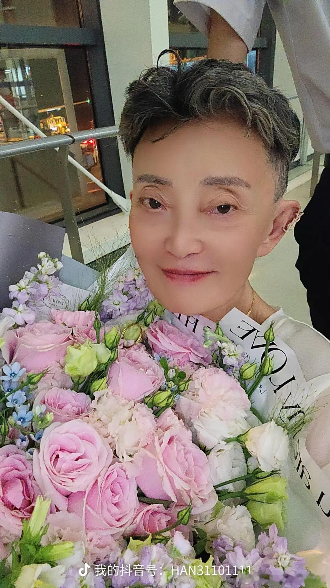 登机门口空乘经理说你跟我们一样早出晚归早上09:45启航傍晚19:45返航巴黎朋