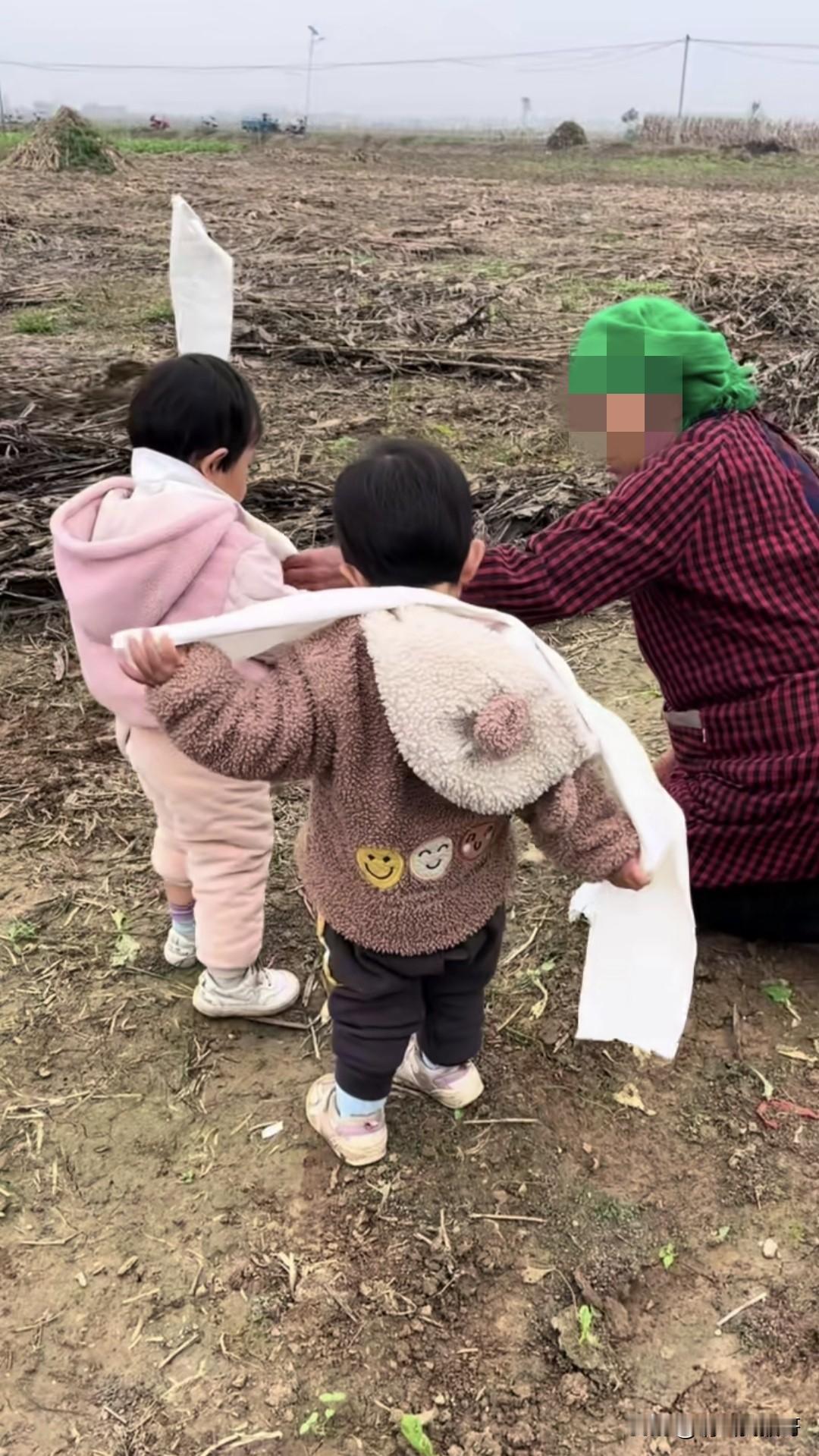 这位奶奶真有意思
孙子孙女养的兔子死了
他们一起把它埋起来，还模仿戴孝哭灵，而且