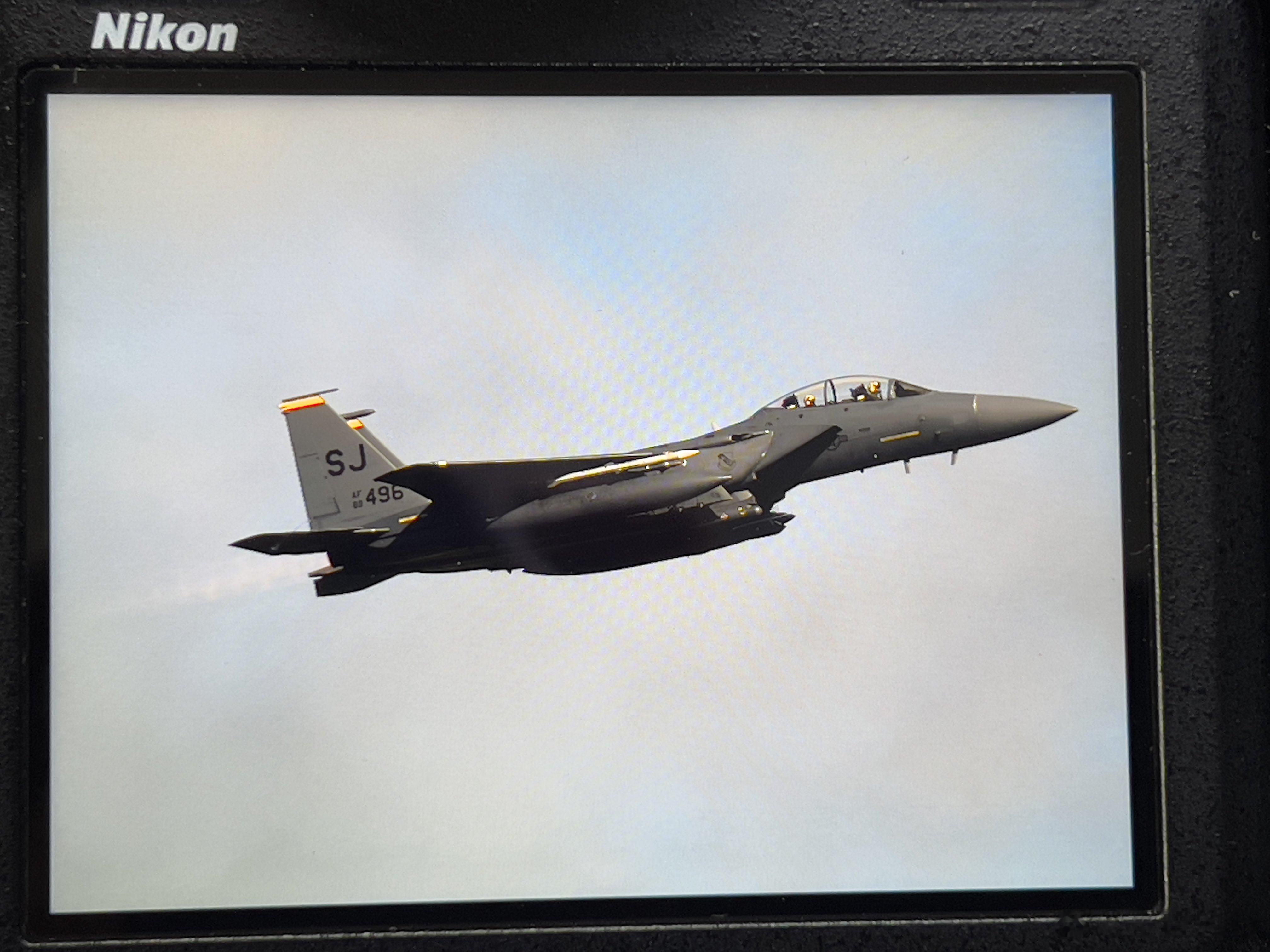 暗流涌动：今天早上从嘉手纳起飞的美国空军F-15E挂载了AIM-120实弹，当地