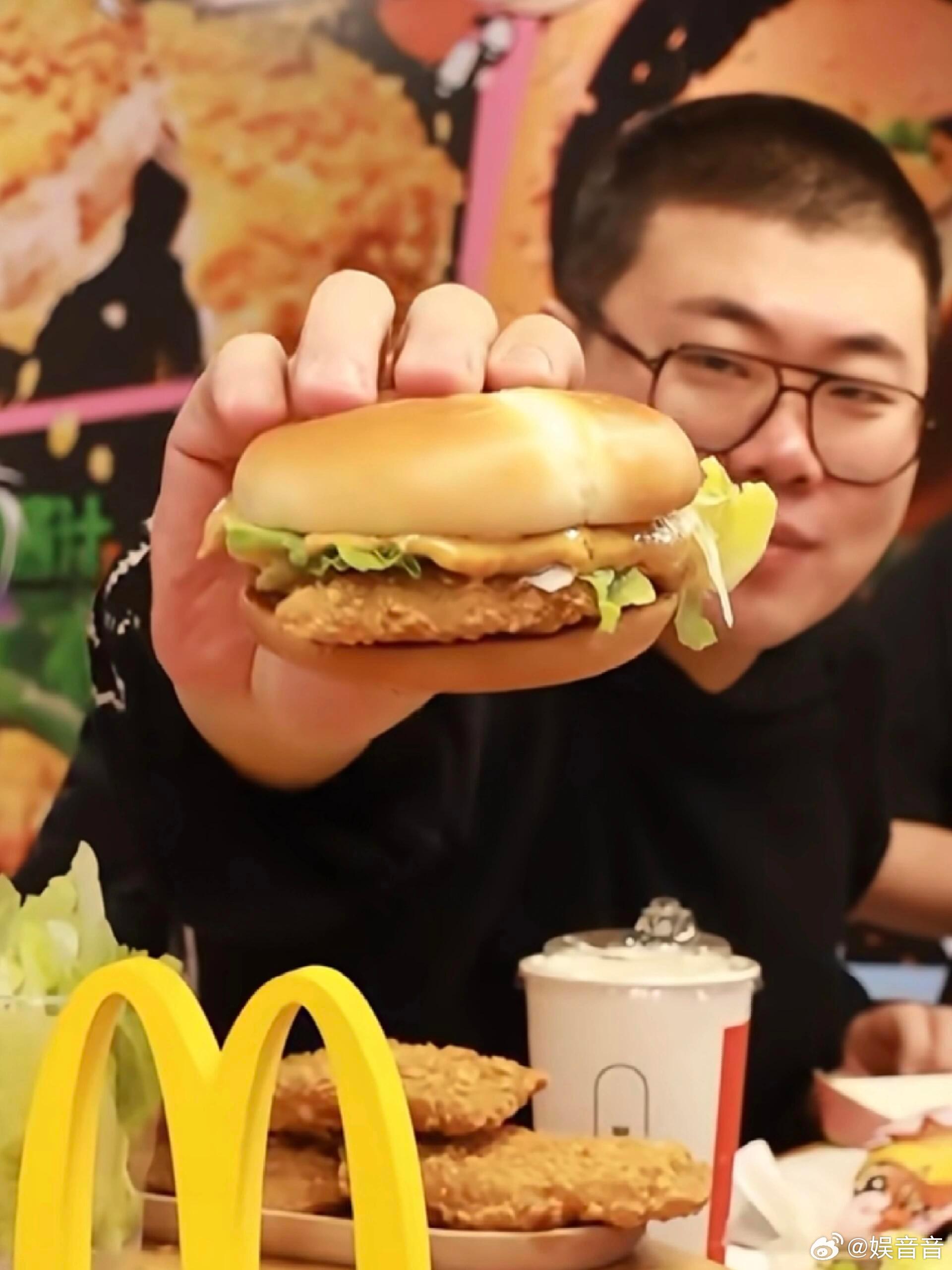 网友曝饭综后台疯狂给吕严蒸饭饭综后台最忙的居然是蒸饭锅笑到捶桌！吕严饭量惊到后台