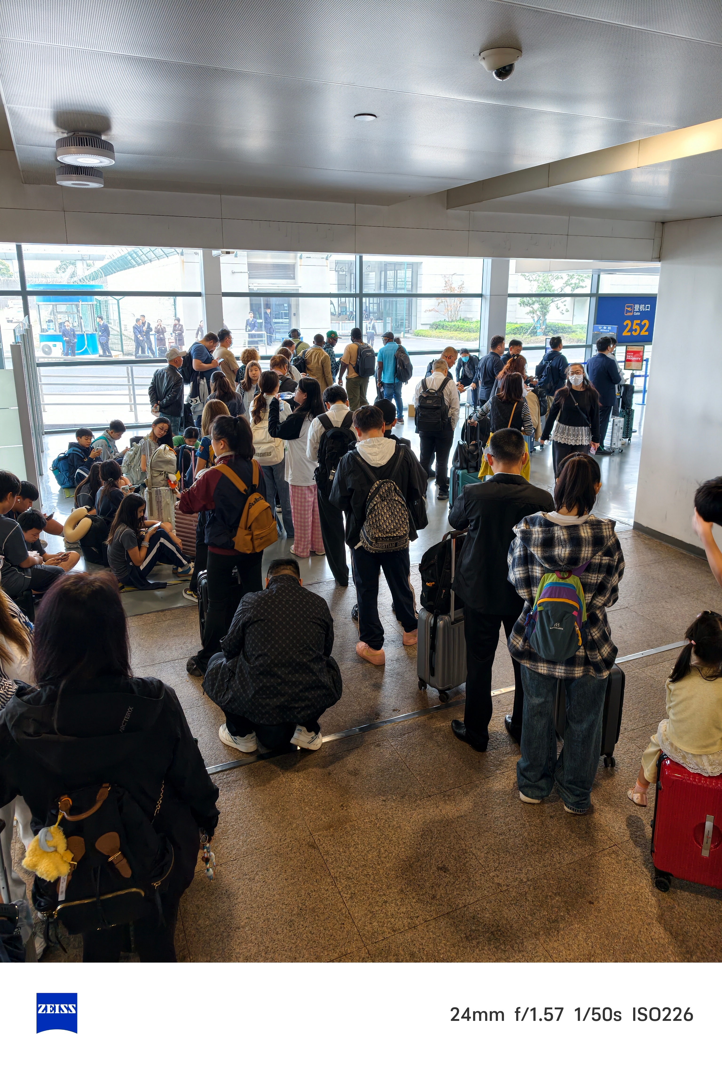 飞广州我次次都延误上次想从虹桥机场飞没飞成，这次我特地选了浦东机场，结果又延误一