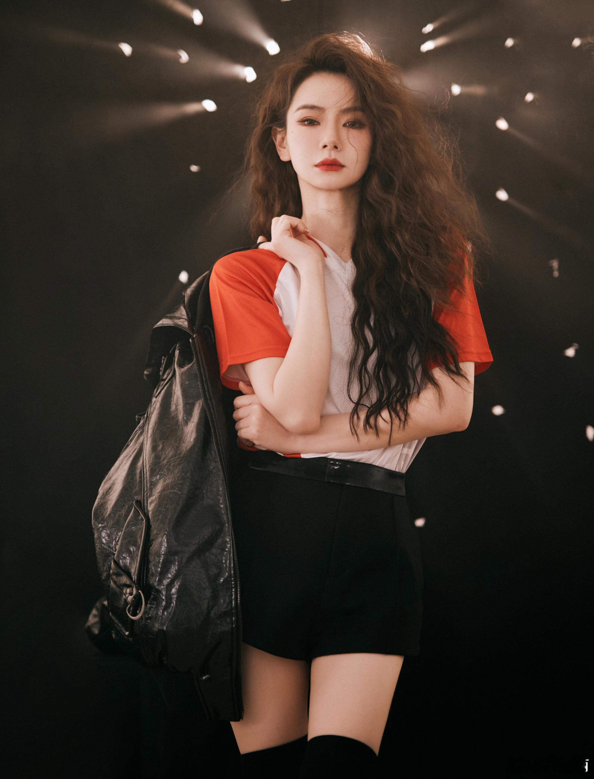 #李一桐问戚薇要伴舞吗##戚薇回复李一桐# 李一桐的主动令人惊喜，在戚薇新歌官宣