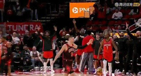 小贾关键时刻致命3连——杜兰特嘴都笑歪了！
末节2:52秒时小史密斯连中3个独得