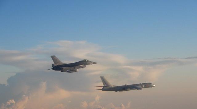 韩媒说中美战机在黄海保持克制？你真以为美军F-16是来和平巡逻的？错！真相是，五