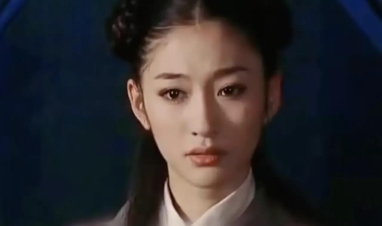 李小冉出道时曾经演过丫鬟……

看到她的丫鬟造型就会明白，她演丫鬟了演不了多久…
