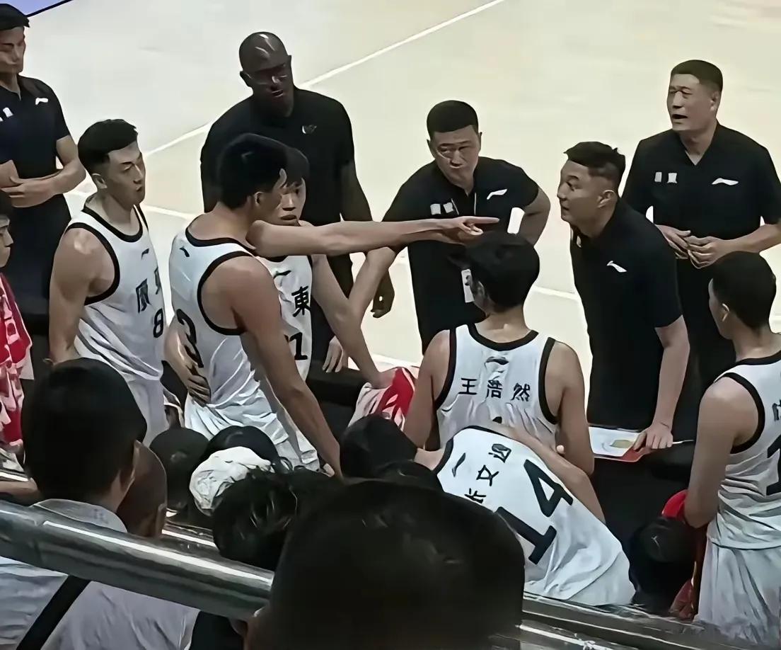 小将徐昕硬杠杜锋，我给好评！
徐昕怒怼杜锋，消息传出，如同巨石掉进化粪池：广东将